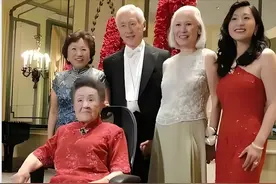 2015年，严幼韵110岁时的罕见合影，气质优雅高贵，难得一见图片