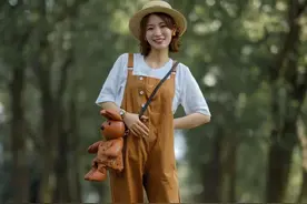 夏天与背带裤才是“绝配”呀，随便穿活泼又俏皮，也太减龄了图片
