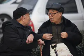 退休后，在和朋友聊天时，不要泄露家里的3个隐私，以免祸从口出图片