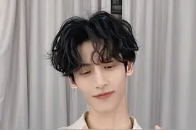 罗云熙晒对镜自拍惹争议，脸颊无肉太瘦弱，网友：有些“病态”图片