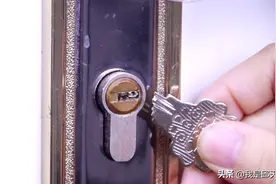 家里的钥匙断在锁芯里，用热熔胶棒就能取出来图片