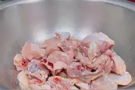 烧鸡肉时，直接焯水是大错，最服这种特色做法，滑嫩鲜香不腥不柴图片