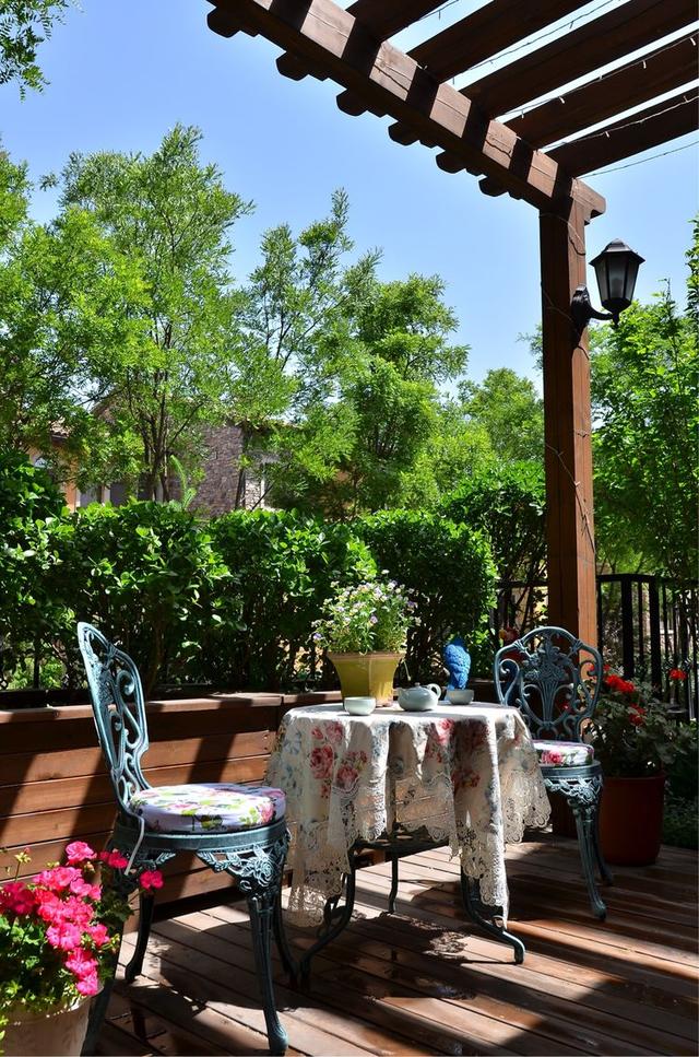 有钱人家,买个别墅,专门养花,满屋落地窗,赏花太惬意