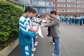 六盘水市第一实验中学举行4月联考优秀学生颁奖仪式图片