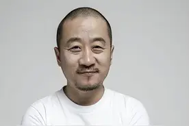 李彧：因300万差点跟父亲反目，娶小16岁娇妻，如今学会享受人生图片