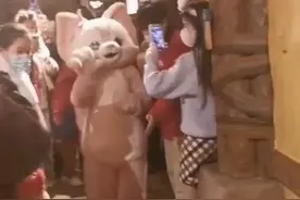 曝迪士尼玲娜贝儿扮演者脑震荡入院！被男游客猛击头部，引起众怒图片