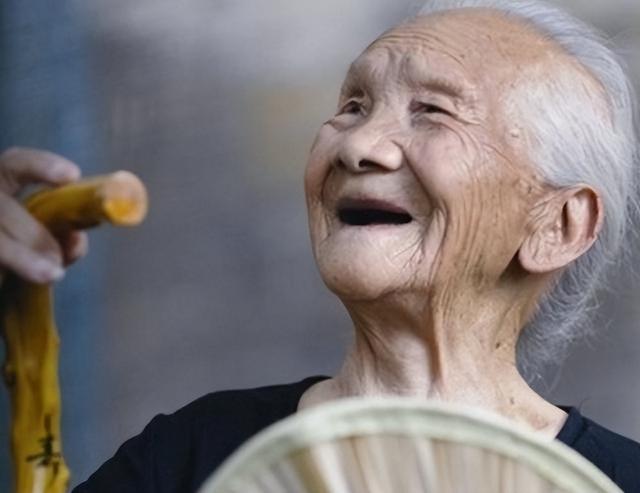 退休医生坦言：寿命长不是靠多走路和多睡觉，坚持2件小事很重要