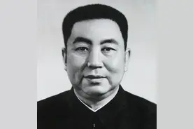 华国锋受毛主席重用，他辞职后一年出2次远门，只为纪念毛主席图片