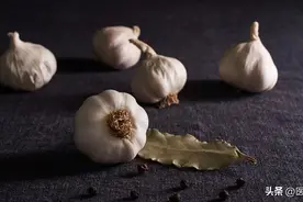 64岁男子每天坚持生吃大蒜抗肿瘤，三个月后健康情况如何？图片