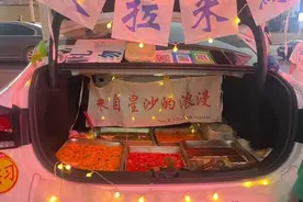 路虎车里卖玩偶，年轻人把地摊搬进后备箱图片