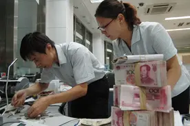 银行错把储户800元打成800万，而储户已将钱花光，谁承担责任图片