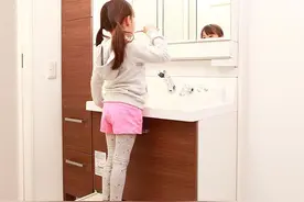 若家有孩子，卫生间记得添置这5种“小用品”，不贵但很人性化图片