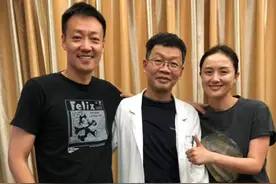 曝朱媛媛生病后照片，辛柏青一个月前仍在隐瞒，小动作暴露其悲伤图片