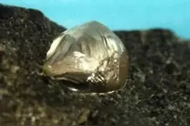 70年代山东少女捡到亚洲最大天然钻石，上交国家，后来人生怎样？图片