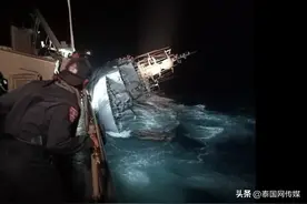载有106人泰国海军军舰遭遇海浪不幸沉船图片