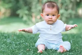 别吵了！孩子能不能光脚，终于有答案了图片