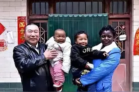 18岁非洲女孩嫁给47岁河南农民，生下2个混血宝宝，婆婆非常满意图片