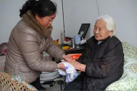 78岁婆婆住我家10年，没掏一分钱，她刚仙逝，我收到银行短信通知图片