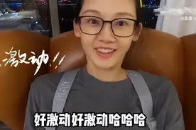 郑恺赶回家与苗苗庆结婚2周年，抱着女儿亲不停，惹老婆吃醋争宠图片