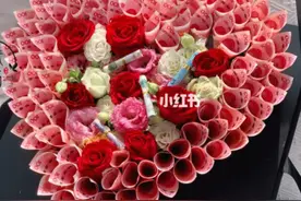 情人节的“人民币”花束爱意浓浓，但法不容“情”图片