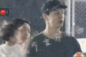 36岁男星带娃被拍，穿着朴素抱娃姿势熟练，事业上升期结婚生子图片