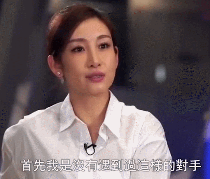 学刀马旦出身，和章子怡梅婷是同学，处女作成禁片，她却拿了影后
