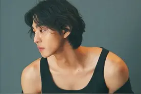 新一代韩剧男神！高冷颜值爆裂肌肉，画面不要太诱人图片