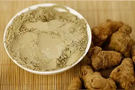 55岁女子，每天吃一勺三七粉，补血养颜、防脑梗，半年后咋样了？图片