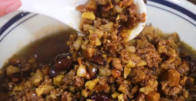 爱吃面条的要收藏了，教你炸酱的家常做法，拌饭拌面都好吃，真香