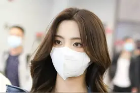 杨超越衣品没得说，穿“T恤+牛仔连体短裤”显瘦显腿长，还很减龄图片