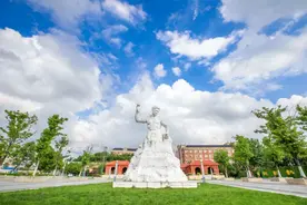 贵阳这所学校太有爱了吧！国庆假期校园巴士出行方便学生图片