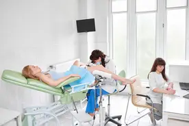 女性内裤上有黄色分泌物，正常吗？医生：护理私处请注意这些图片