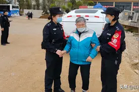 8旬老人独自为老伴扫墓迷路：只记得老伴名字，忘了墓碑位置图片