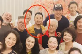 一场同学聚会，黄海波的生活现状暴露无疑，十年不拍戏仍在C位图片