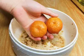 锅底烧焦了怎么办？教你一招，用2个橘皮快速洗净，旧锅秒变新锅图片