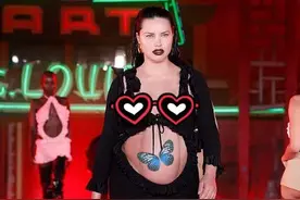 女子本弱，为母则刚：41岁模特大利马，挺七个月孕肚穿皮靴走红毯图片