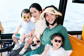 向佐郭碧婷带娃玩水，郭碧婷比基尼装暴露真实身材，向佐赤膊上阵图片
