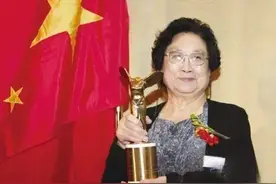 屠呦呦：她不是无能的妻子、不合格的妈妈、不通人情的老太太图片