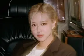 顶级氛围感美女：Rosé朴彩英私服绝美，衣品与身材管理一级棒图片