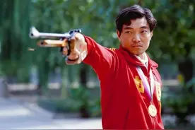 射击冠军许海峰：为国家夺金，却愧对妻儿一生，如今65岁面容憔悴图片
