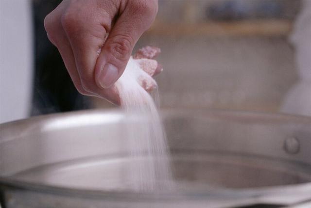 看完记得提醒家人：电饭煲内胆若“掉漆”，及时换，以免伤身