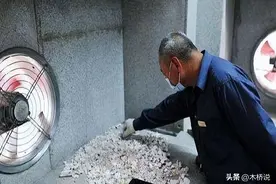 四川老人刚出院半月，却暴病身亡，火化时发现体内遗留一把手术刀图片