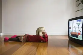 宝宝几岁能看电视？不是2岁也不是3岁，看看耶鲁大学的研究结果图片