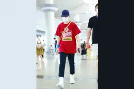 萧敬腾时尚感真好，把大红色T恤穿得这么潮，造型很抢眼图片