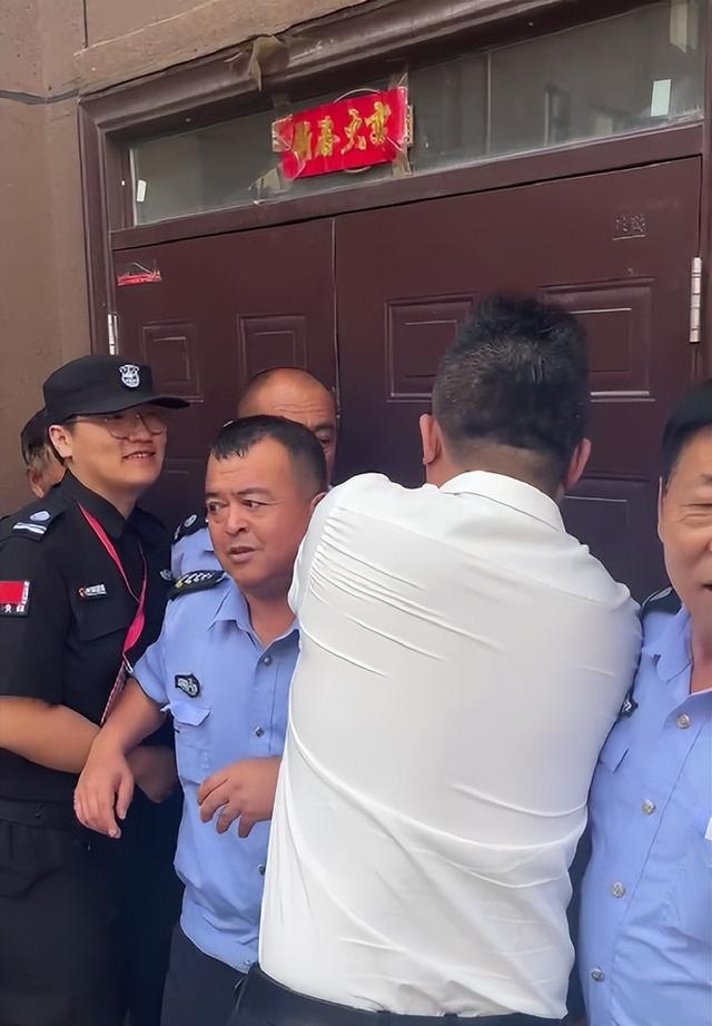 长春一小区内发生争执老物业到期不走，新物业接管被拒