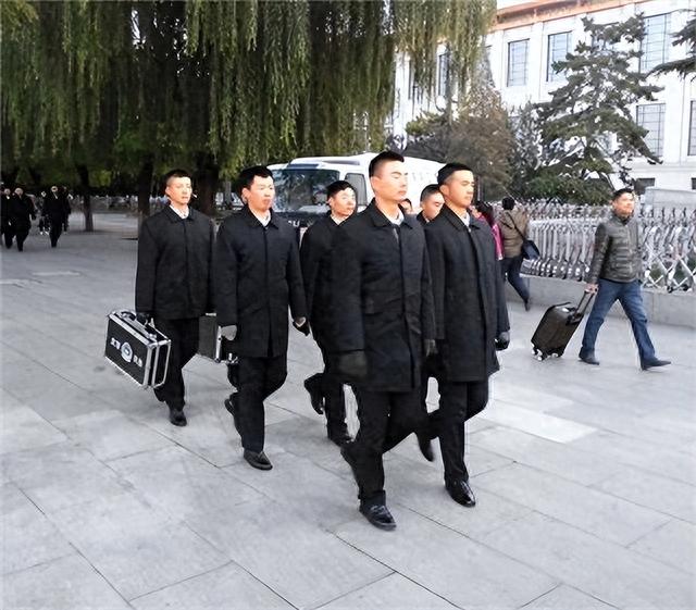 天安门广场上的便衣，背上背的又黑又长的东西，到底是什么？