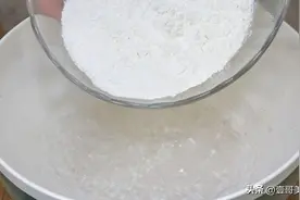 把面粉倒进滚烫的开水里，简单一做，真是太香了，比吃肉还过瘾图片