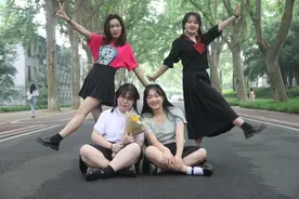 “00”VS“00”丨课件穿插表情包，21岁“甜妹”班主任黄露“玩转”课堂图片