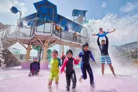 泳池里暗藏“黑洞”，6岁男孩手被吸入排水口，游泳时千万要当心图片