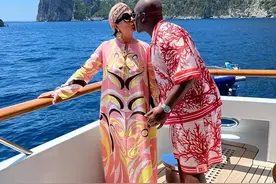 卡戴珊66岁母亲：和小自己26岁的黑人男友，在豪华游艇上热情拥吻图片